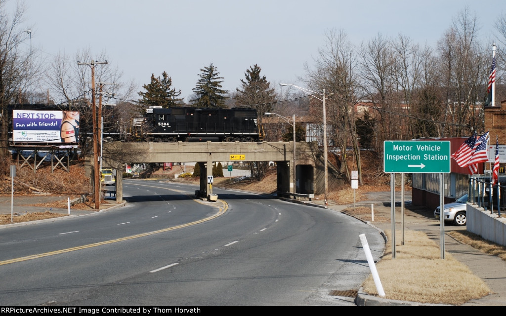 DDRV 5304 leads RP-1 over the Route 31 bridge as it heads east